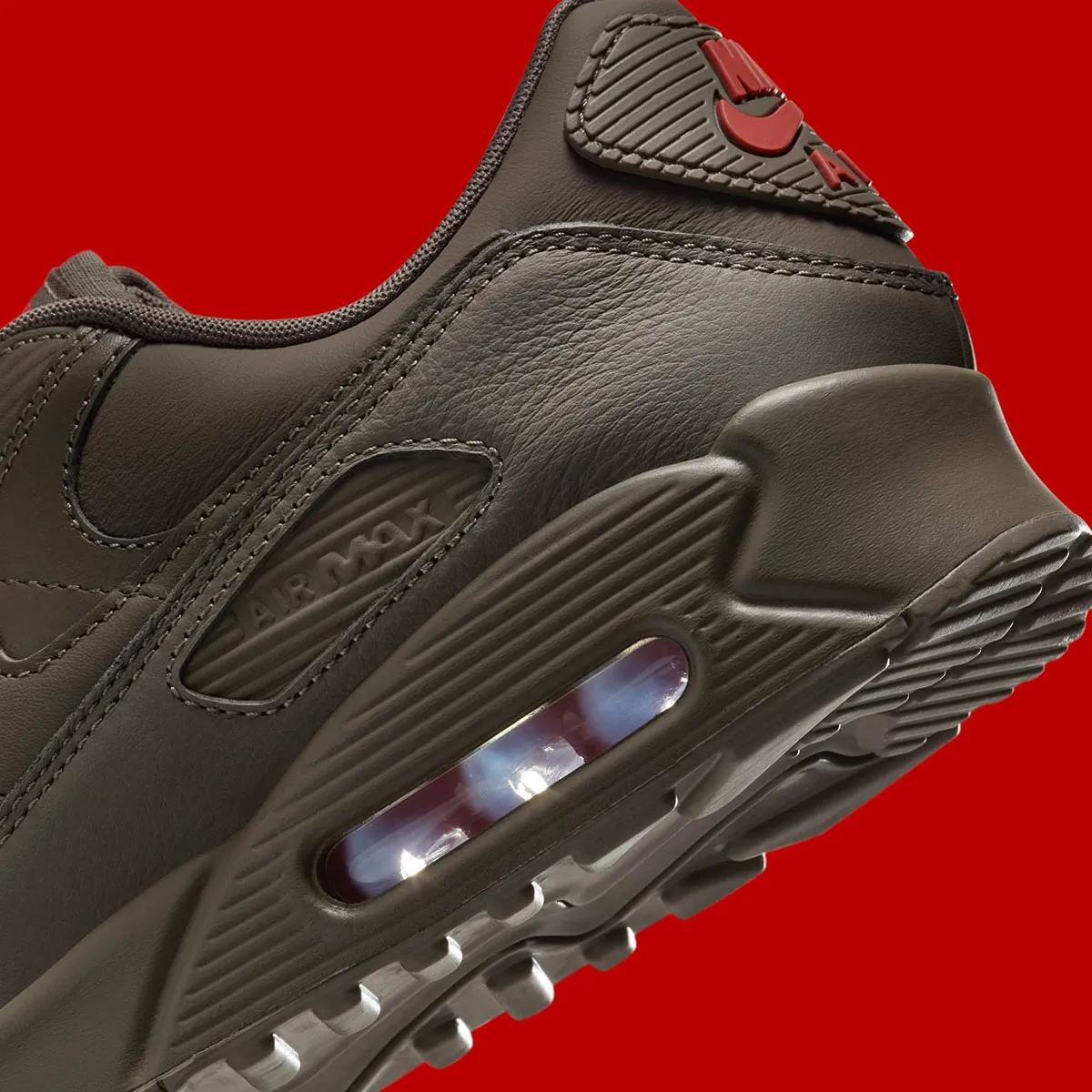 Nike Air Max 90 ESS Cave Stone 6 La Nike Air Max 90 ESS+ « Cave Stone » arrive pour l'été 2025 avec un look monochrome
