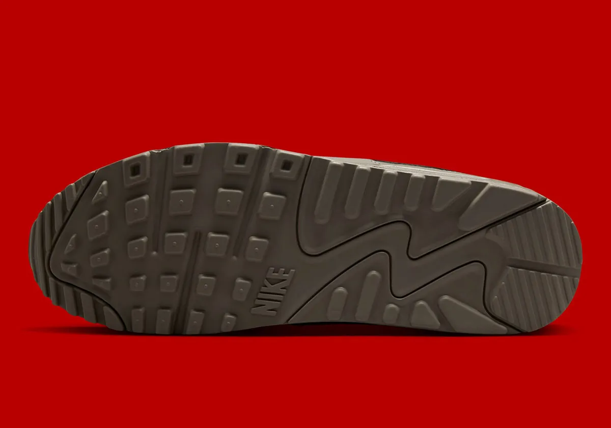 Nike Air Max 90 ESS Cave Stone 7 La Nike Air Max 90 ESS+ « Cave Stone » arrive pour l'été 2025 avec un look monochrome