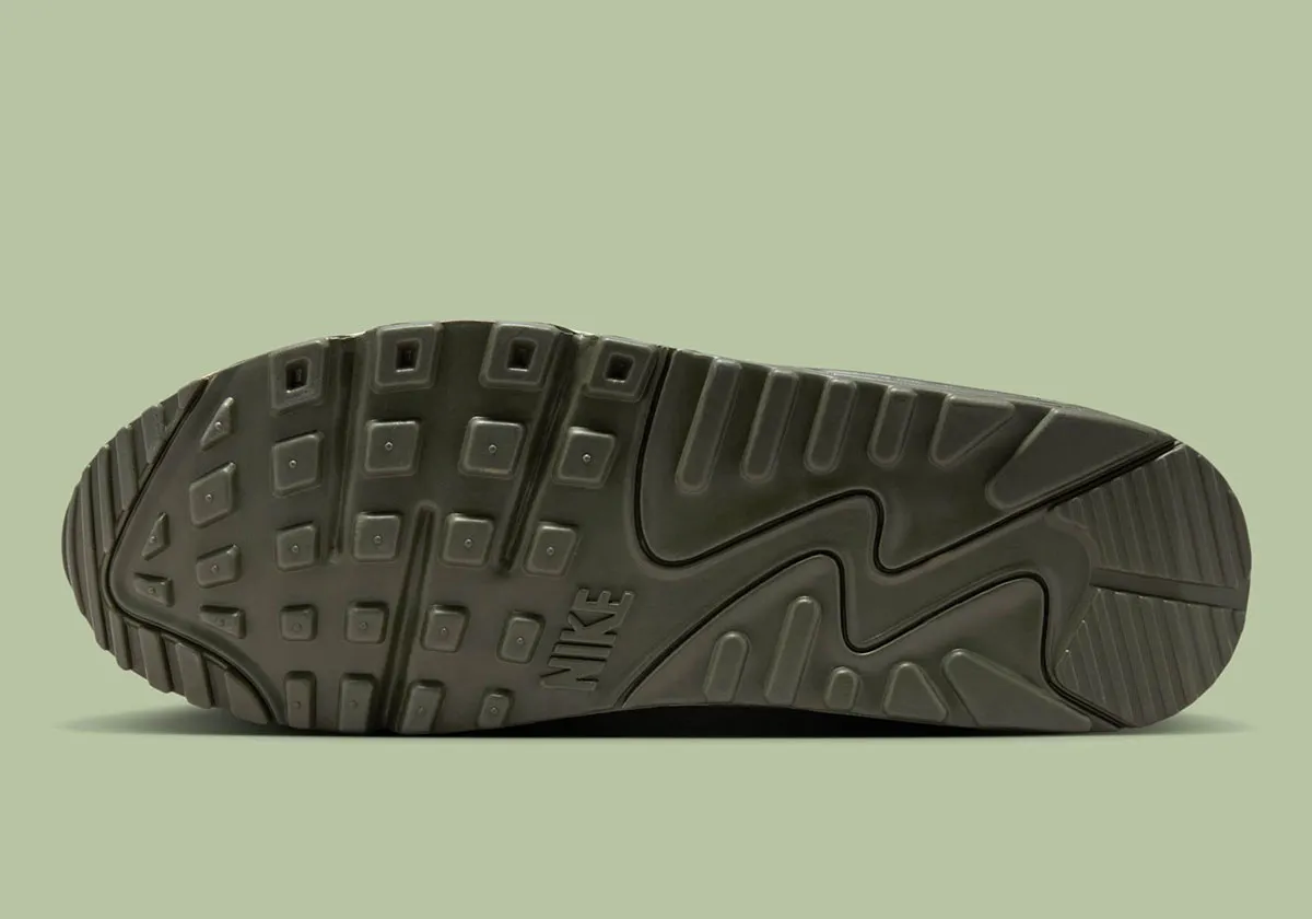 Nike Air Max 90 Matcha 5 La Nike Air Max 90 « Matcha » se pare de tons verts terreux