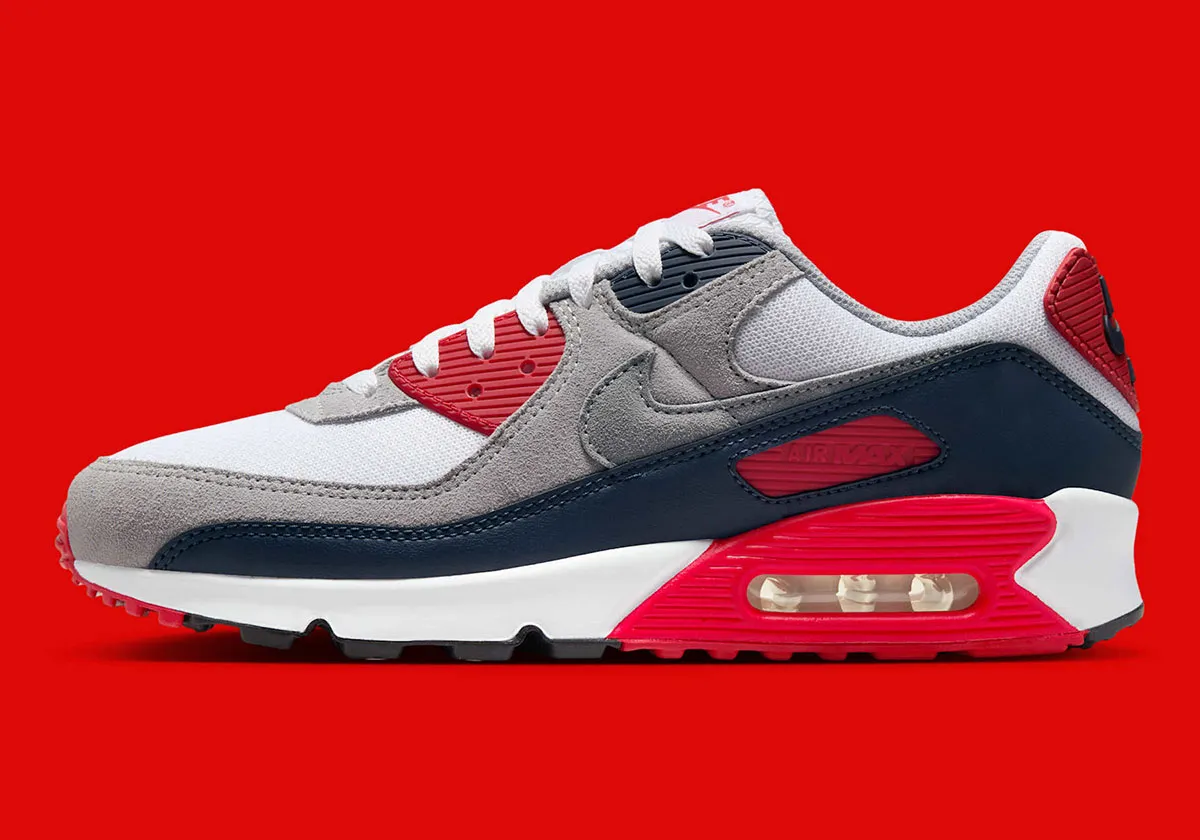 Nike Air Max 90 USA 1 La Nike Air Max 90 « USA » est de retour avec une touche patriotique pour l'été 2025 !