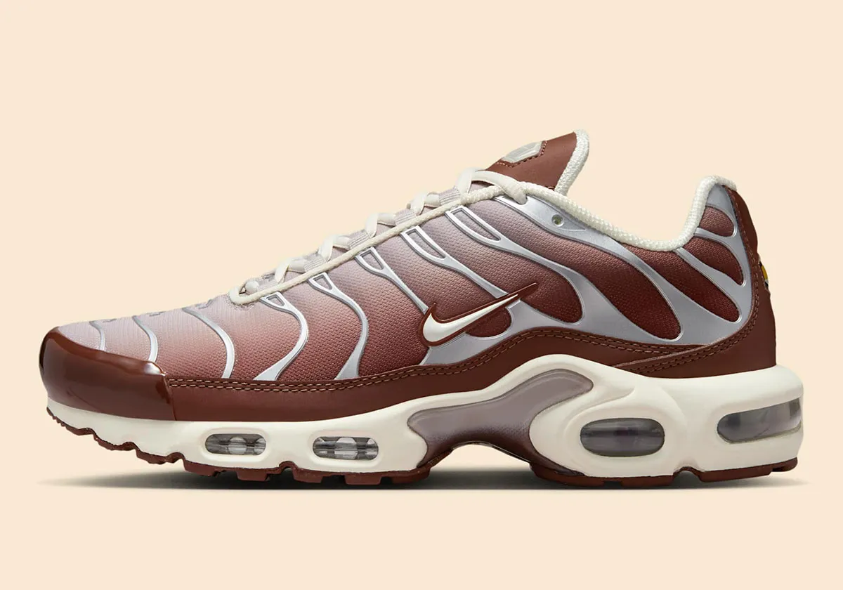 Nike Air Max Plus Light Orewood Brown Dark Pony 1 La Nike Air Max Plus « Light Orewood Brown » arrivera à l'été 2025
