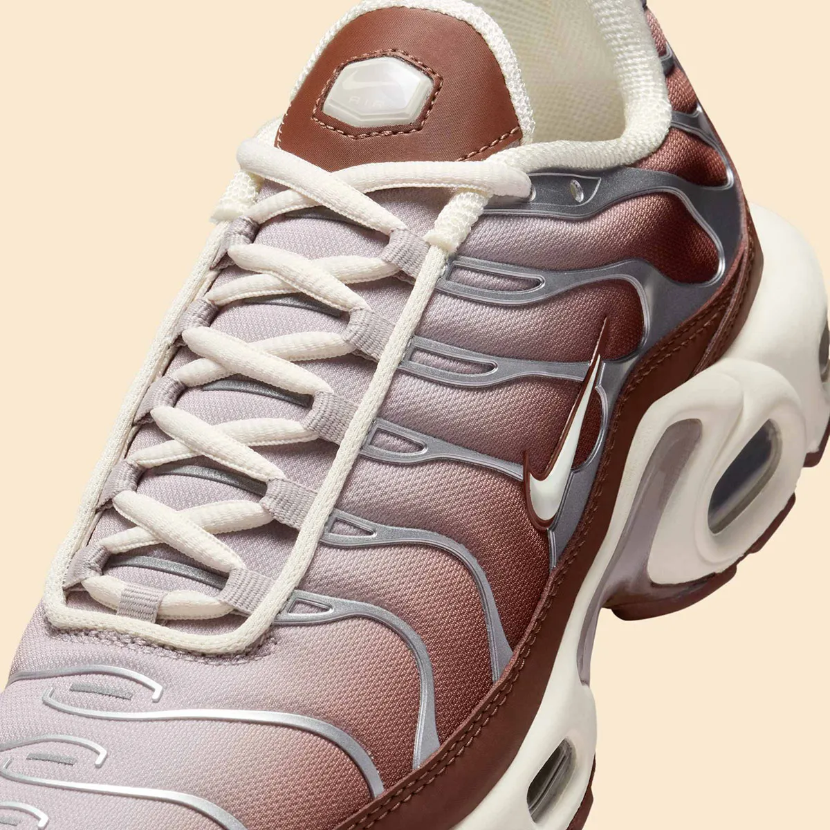 Nike Air Max Plus Light Orewood Brown Dark Pony 5 La Nike Air Max Plus « Light Orewood Brown » arrivera à l'été 2025