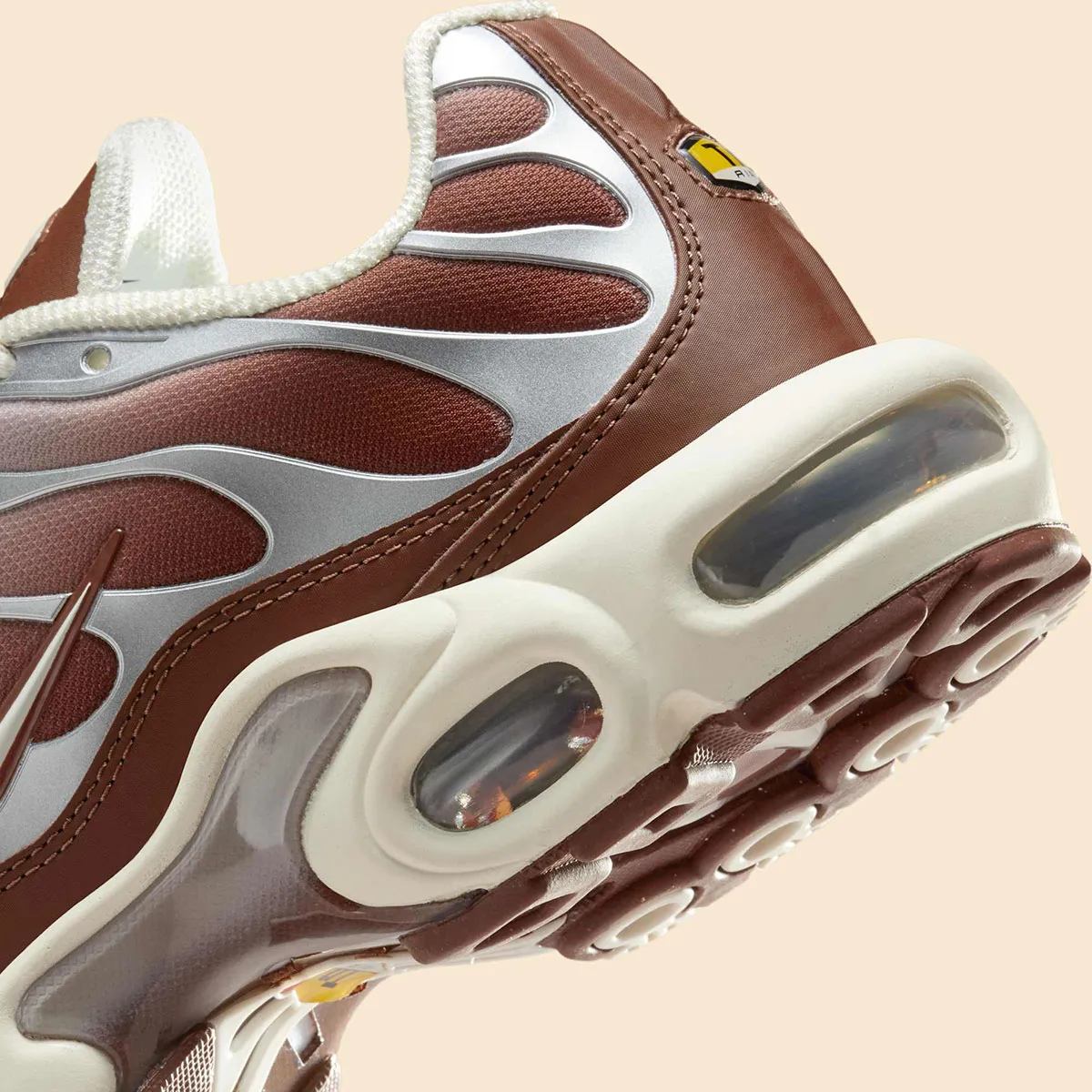 Nike Air Max Plus Light Orewood Brown Dark Pony 6 La Nike Air Max Plus « Light Orewood Brown » arrivera à l'été 2025