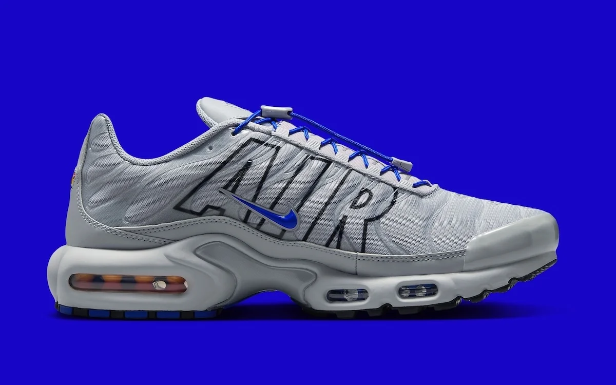 Nike Air Max Plus Racer Blue 2 La Nike Air Max Plus « Racer Blue » revient avec un logo Tuned Air surdimensionné