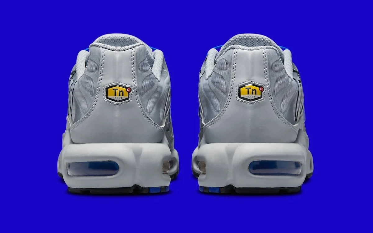 Nike Air Max Plus Racer Blue 4 La Nike Air Max Plus « Racer Blue » revient avec un logo Tuned Air surdimensionné
