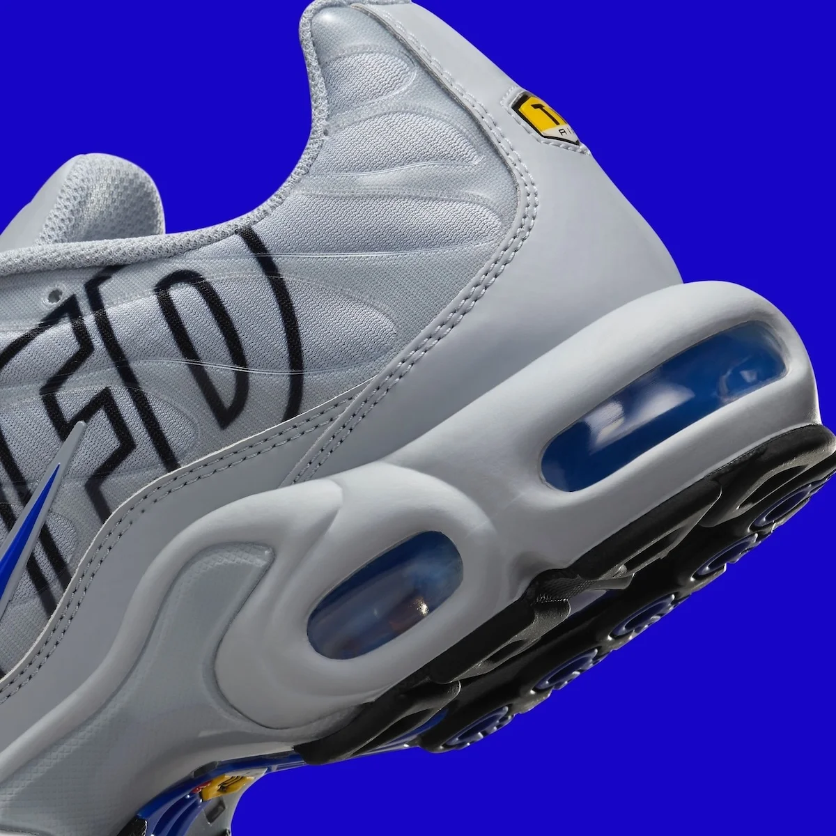 Nike Air Max Plus Racer Blue 7 La Nike Air Max Plus « Racer Blue » revient avec un logo Tuned Air surdimensionné