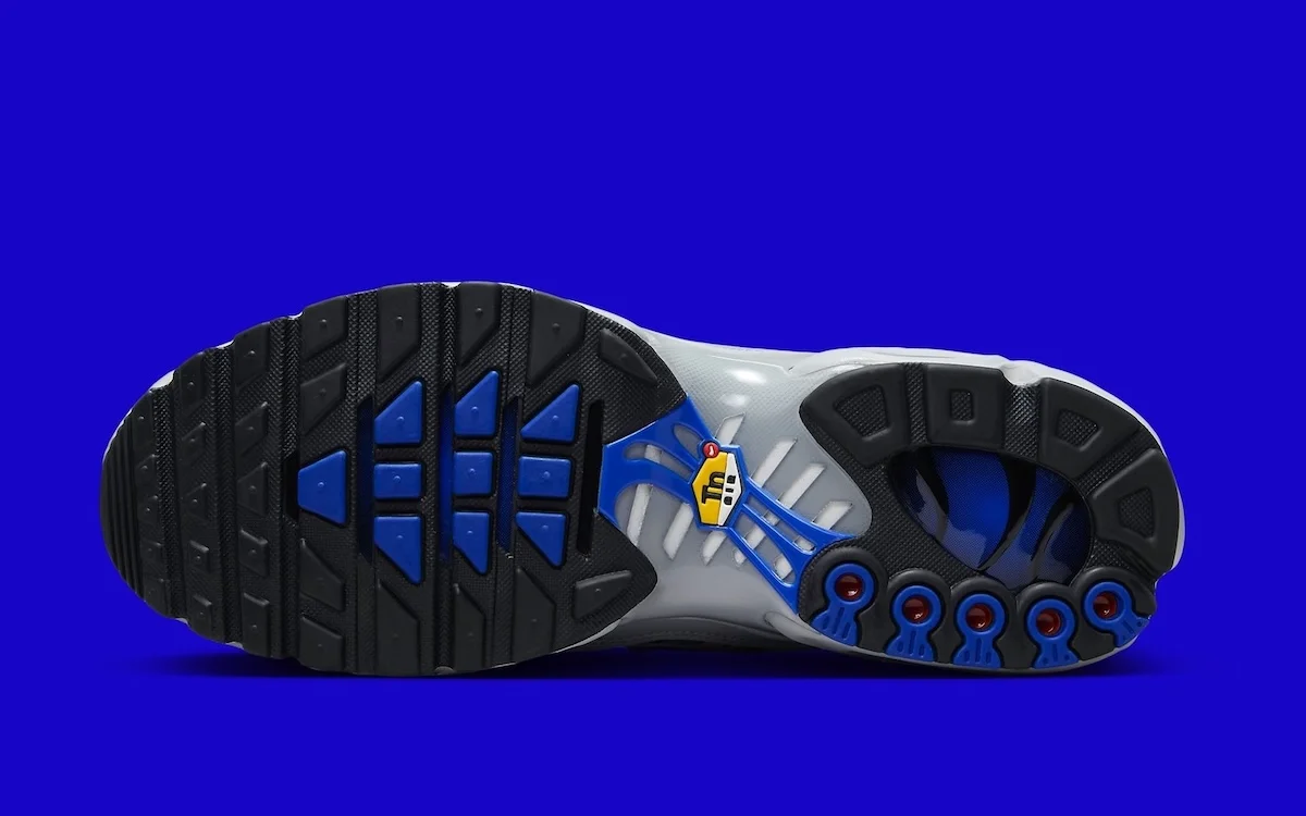 Nike Air Max Plus Racer Blue 8 La Nike Air Max Plus « Racer Blue » revient avec un logo Tuned Air surdimensionné