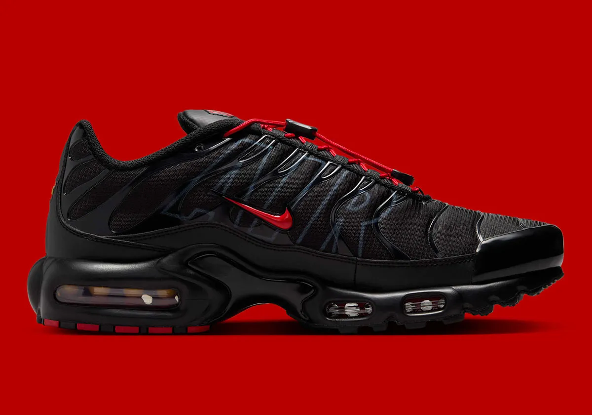 Nike Air Max Plus Tuned 2 La Nike Air Max Plus « Tuned » arbore un logo surdimensionné sur l'empeigne