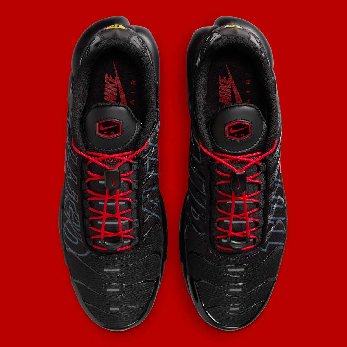Nike Air Max Plus Tuned 3 La Nike Air Max Plus « Tuned » arbore un logo surdimensionné sur l'empeigne