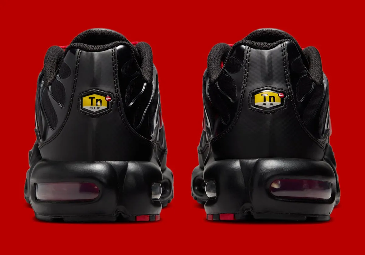 Nike Air Max Plus Tuned 4 La Nike Air Max Plus « Tuned » arbore un logo surdimensionné sur l'empeigne