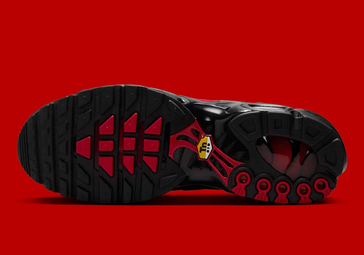 Nike Air Max Plus Tuned 5 La Nike Air Max Plus « Tuned » arbore un logo surdimensionné sur l'empeigne