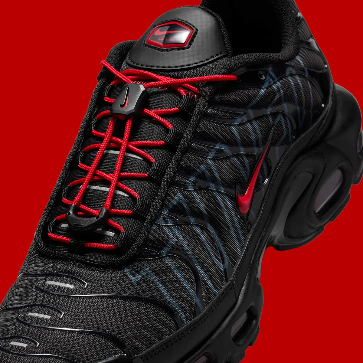Nike Air Max Plus Tuned 6 La Nike Air Max Plus « Tuned » arbore un logo surdimensionné sur l'empeigne