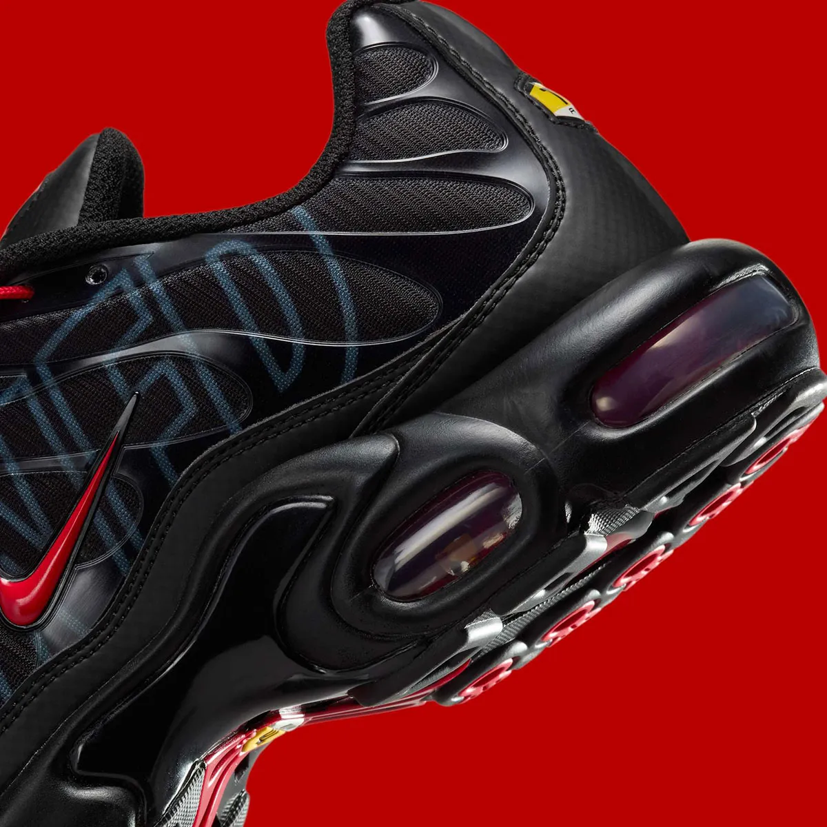 Nike Air Max Plus Tuned 7 La Nike Air Max Plus « Tuned » arbore un logo surdimensionné sur l'empeigne