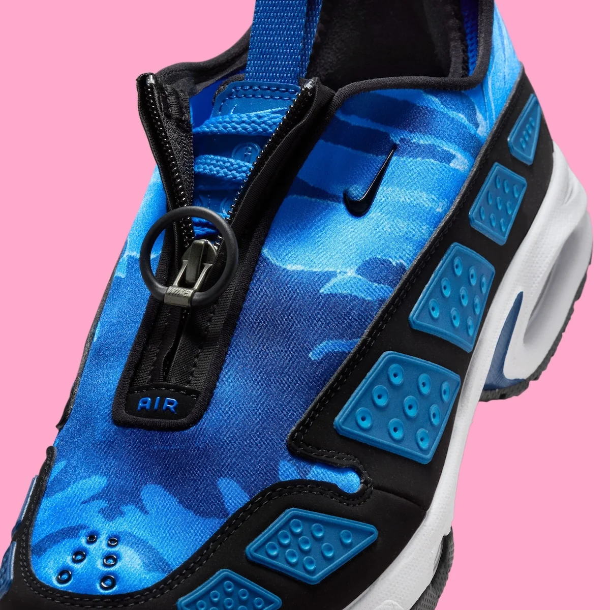 Nike Air Max Sunder Blue Camo 5 La Nike Air Max Sunder « Blue Camo » apporte une touche électrique et discrète à la collection estivale