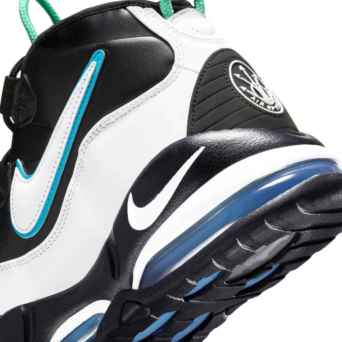 Nike Air More Uptempo 95 NY vs NY 7 La Nike Air More Uptempo 95 « NY vs. NY » débarquera cet été avec son style streetball
