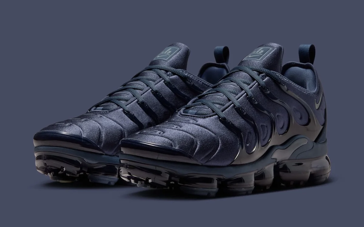 Nike Air VaporMax Plus Thunder Blue 1 La Nike Air VaporMax Plus « Thunder Blue » débarque cet automne avec une approche monochrome qui ne passera pas inaperçue