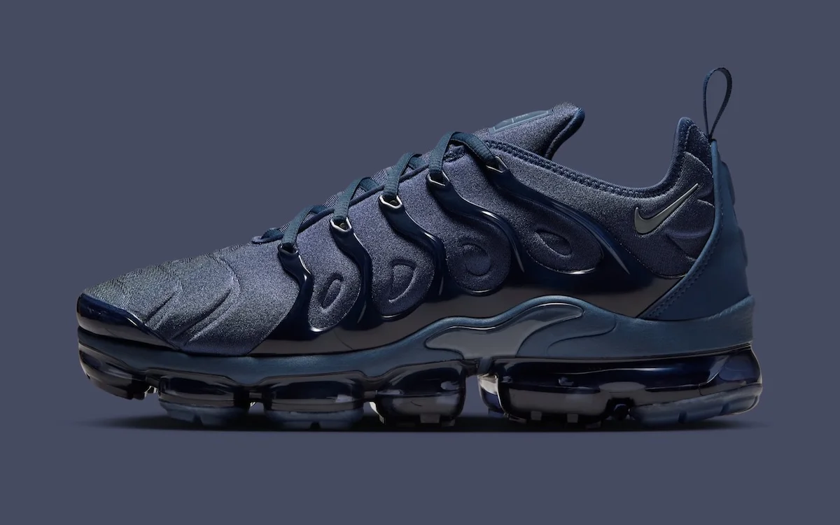 Nike Air VaporMax Plus Thunder Blue 2 La Nike Air VaporMax Plus « Thunder Blue » débarque cet automne avec une approche monochrome qui ne passera pas inaperçue