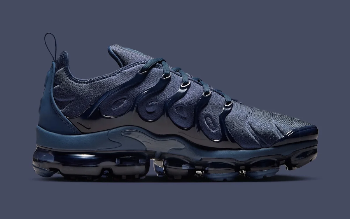 Nike Air VaporMax Plus Thunder Blue 3 La Nike Air VaporMax Plus « Thunder Blue » débarque cet automne avec une approche monochrome qui ne passera pas inaperçue