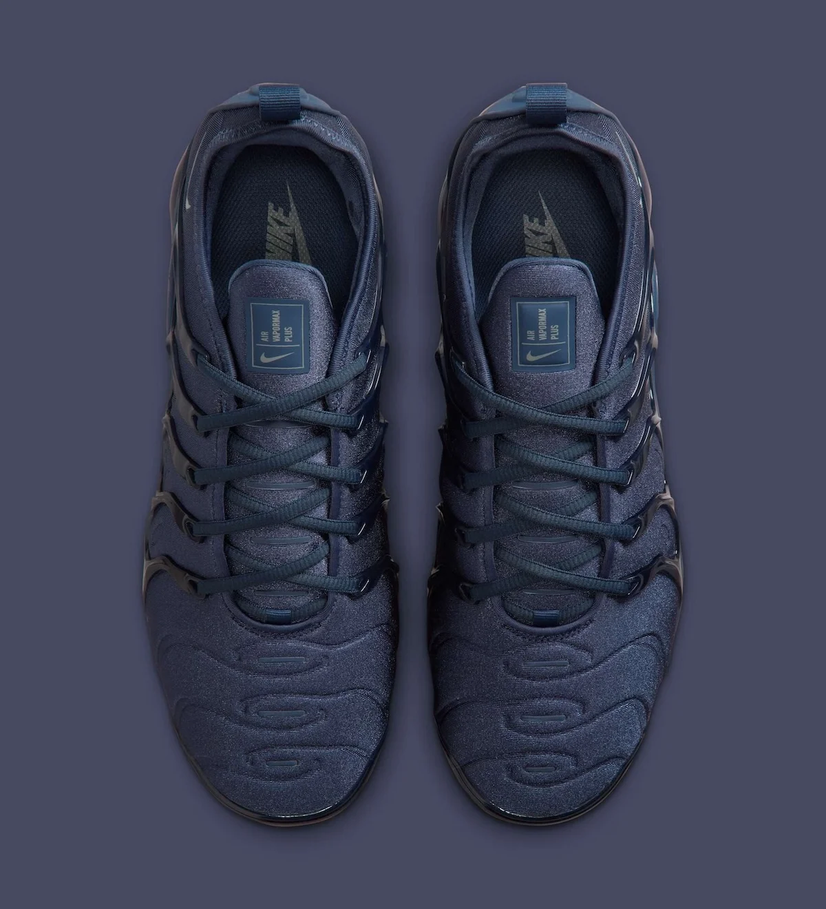 Nike Air VaporMax Plus Thunder Blue 4 La Nike Air VaporMax Plus « Thunder Blue » débarque cet automne avec une approche monochrome qui ne passera pas inaperçue