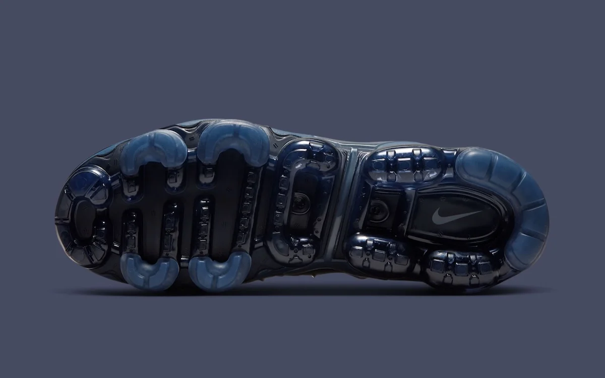 Nike Air VaporMax Plus Thunder Blue 5 La Nike Air VaporMax Plus « Thunder Blue » débarque cet automne avec une approche monochrome qui ne passera pas inaperçue