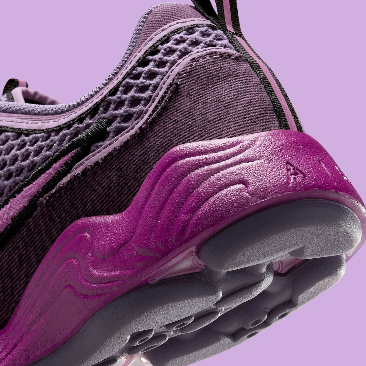 Nike Air Zoom Spiridon Hot Fuchsia 6 La Nike Air Zoom Spiridon « Hot Fuchsia » marie des matériaux haut de gamme à une chaussure de course classique
