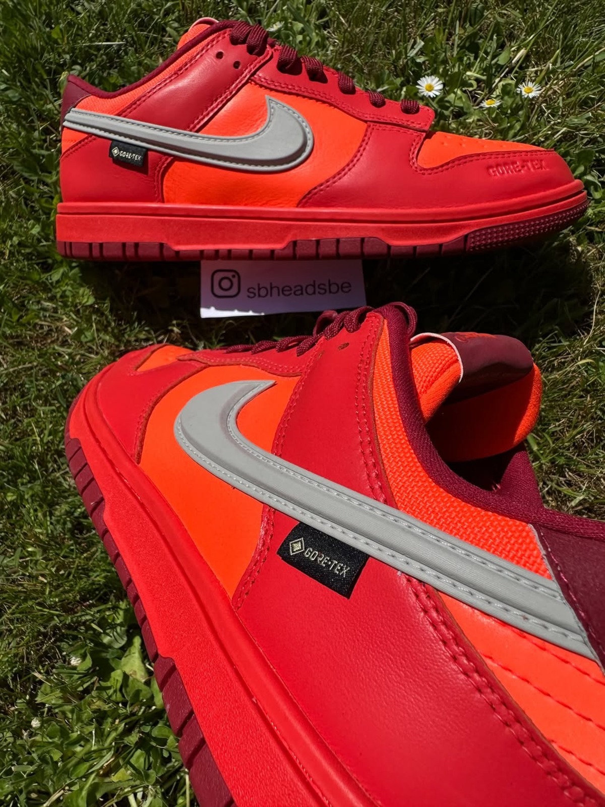Nike Dunk Low GTX Light Crimson Total Crimson 2 La Nike Dunk Low fait son grand retour avec GORE-TEX pour la première fois depuis 2008
