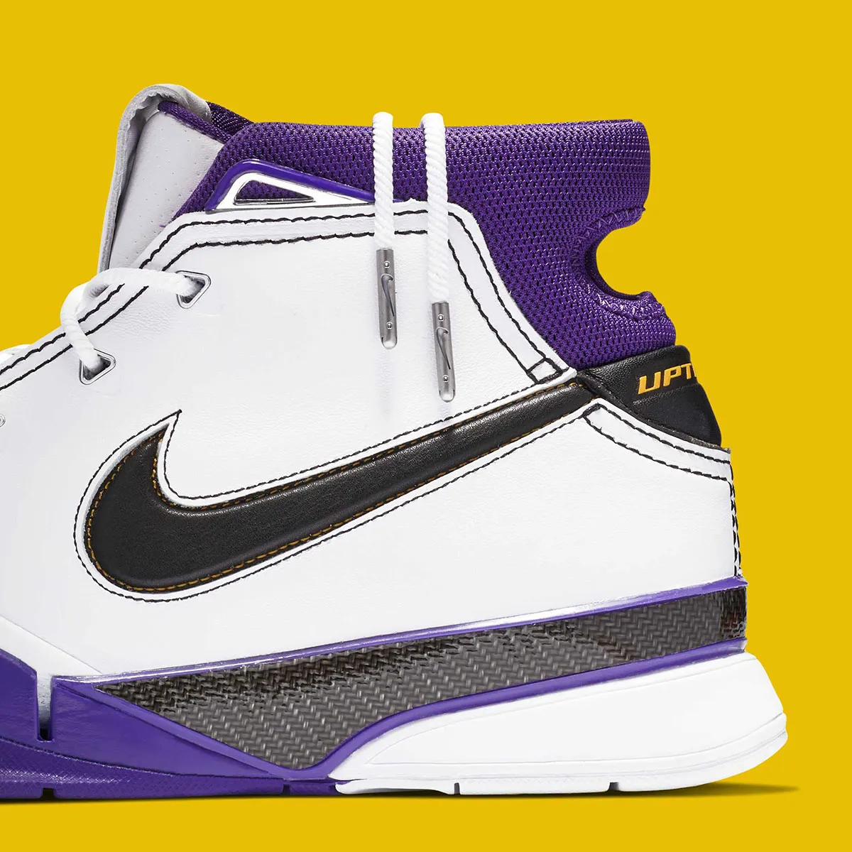 Nike Kobe 1 Protro 81 Points 3 La Nike Kobe 1 Protro « 81 Points » est de retour pour un anniversaire historique au printemps 2026