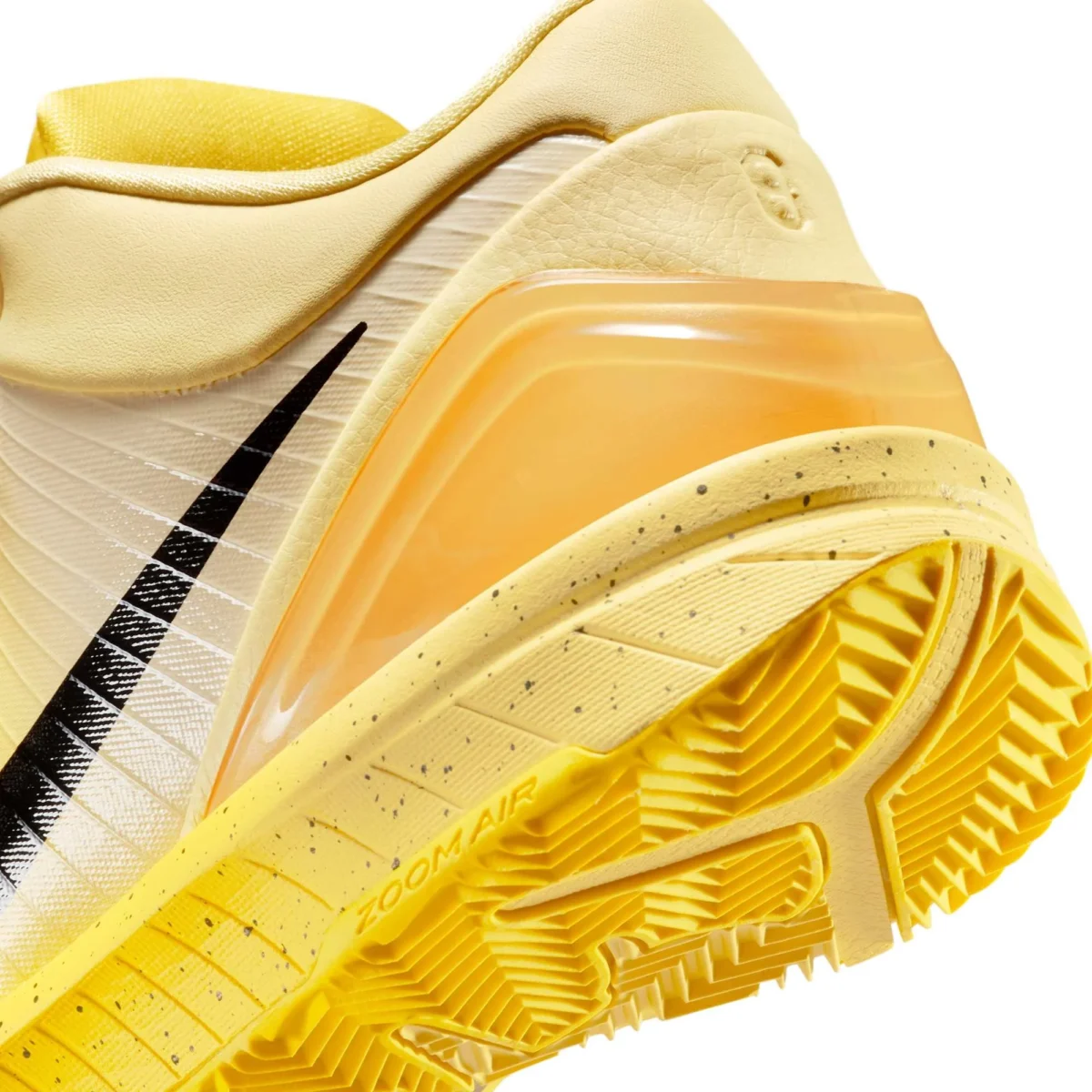 Nike Kobe 4 Protro CHBL 7 La Nike Kobe 4 Protro « CHBL » rend hommage au basket chinois avec son coloris jaune vif