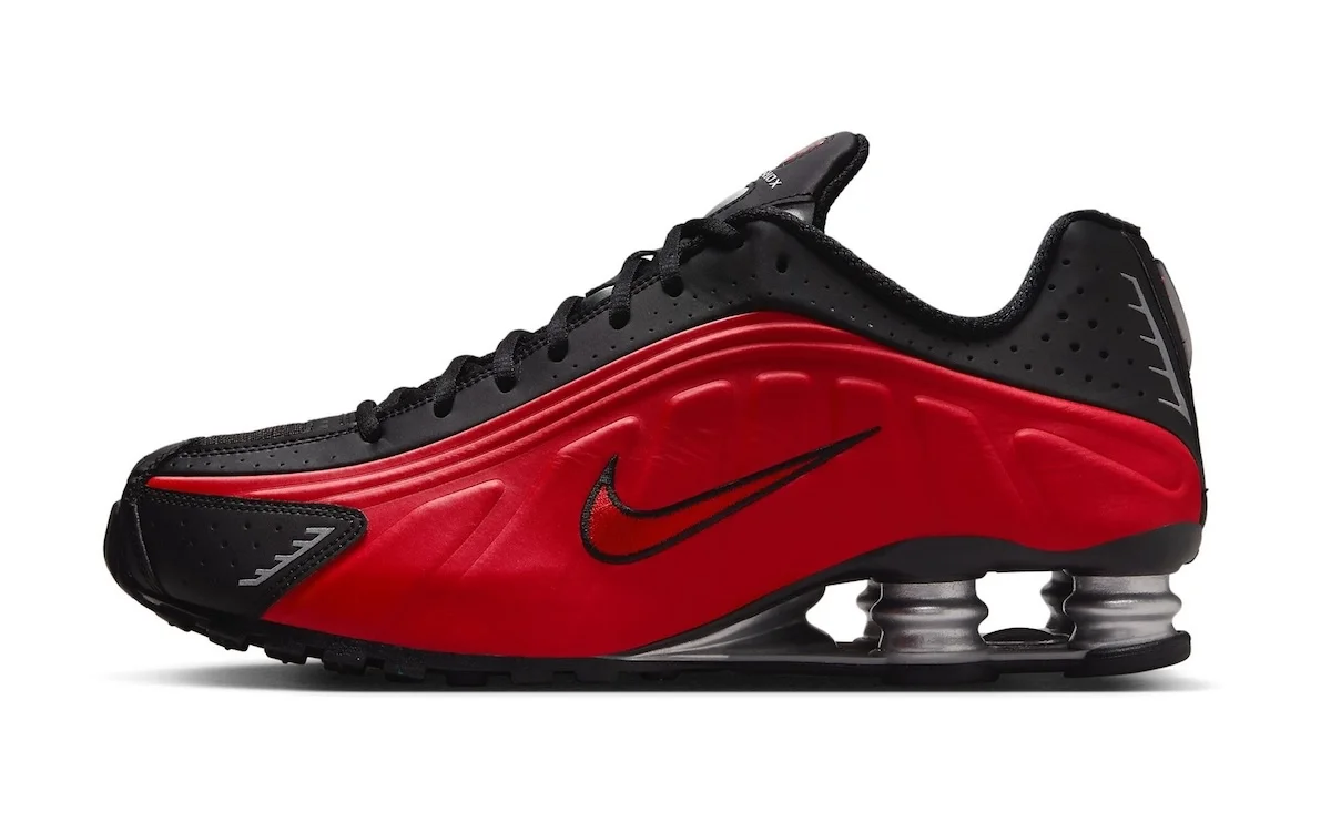 Nike Shox R4 Bred 1 La Nike Shox R4 « Bred » rend hommage à la culture sneaker des années 2000