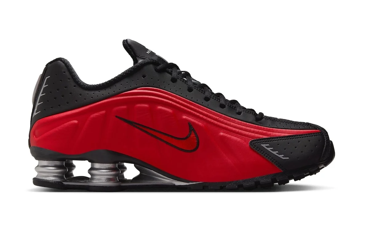 Nike Shox R4 Bred 2 La Nike Shox R4 « Bred » rend hommage à la culture sneaker des années 2000