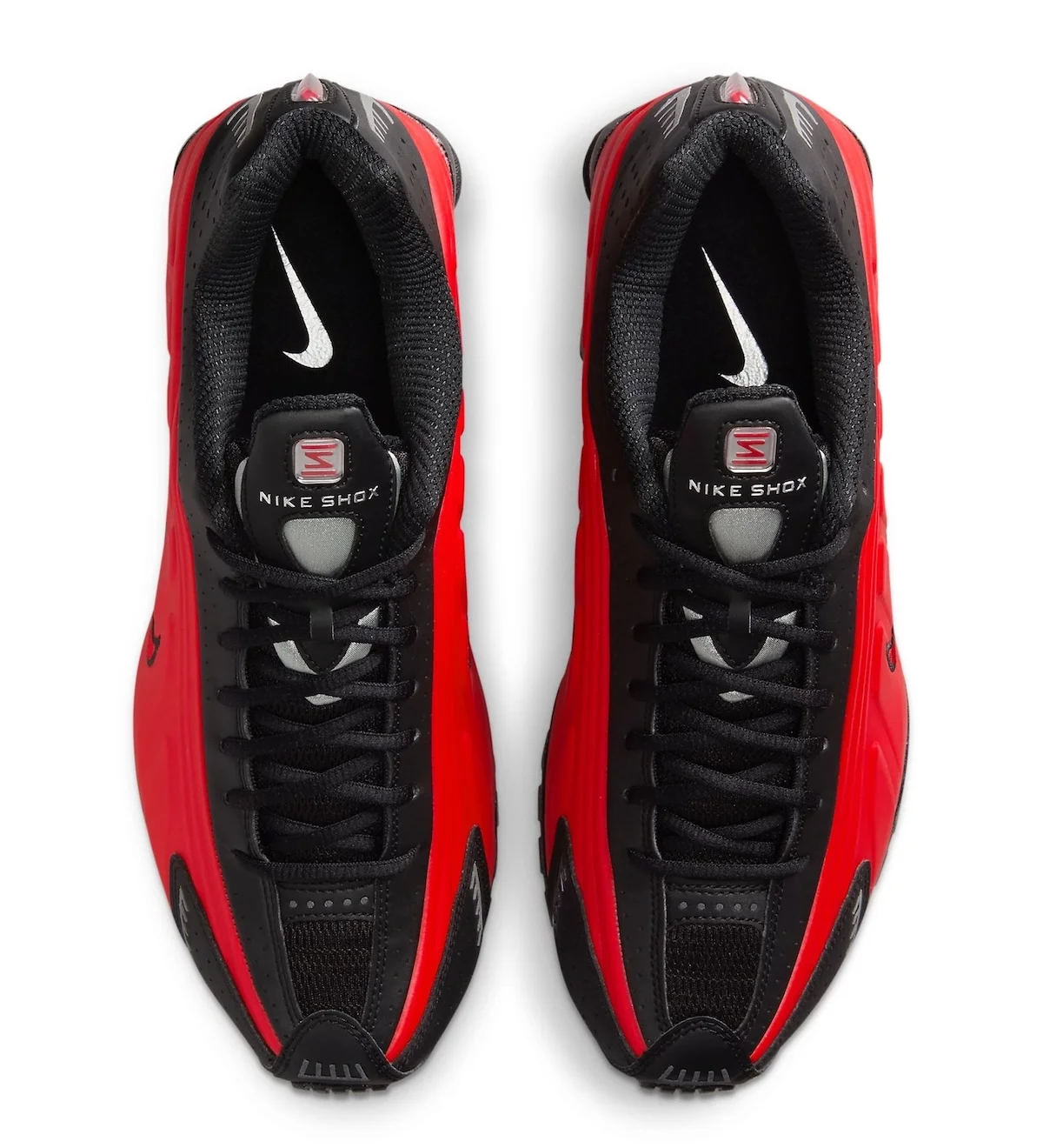Nike Shox R4 Bred 3 La Nike Shox R4 « Bred » rend hommage à la culture sneaker des années 2000