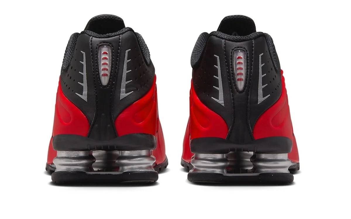 Nike Shox R4 Bred 4 La Nike Shox R4 « Bred » rend hommage à la culture sneaker des années 2000