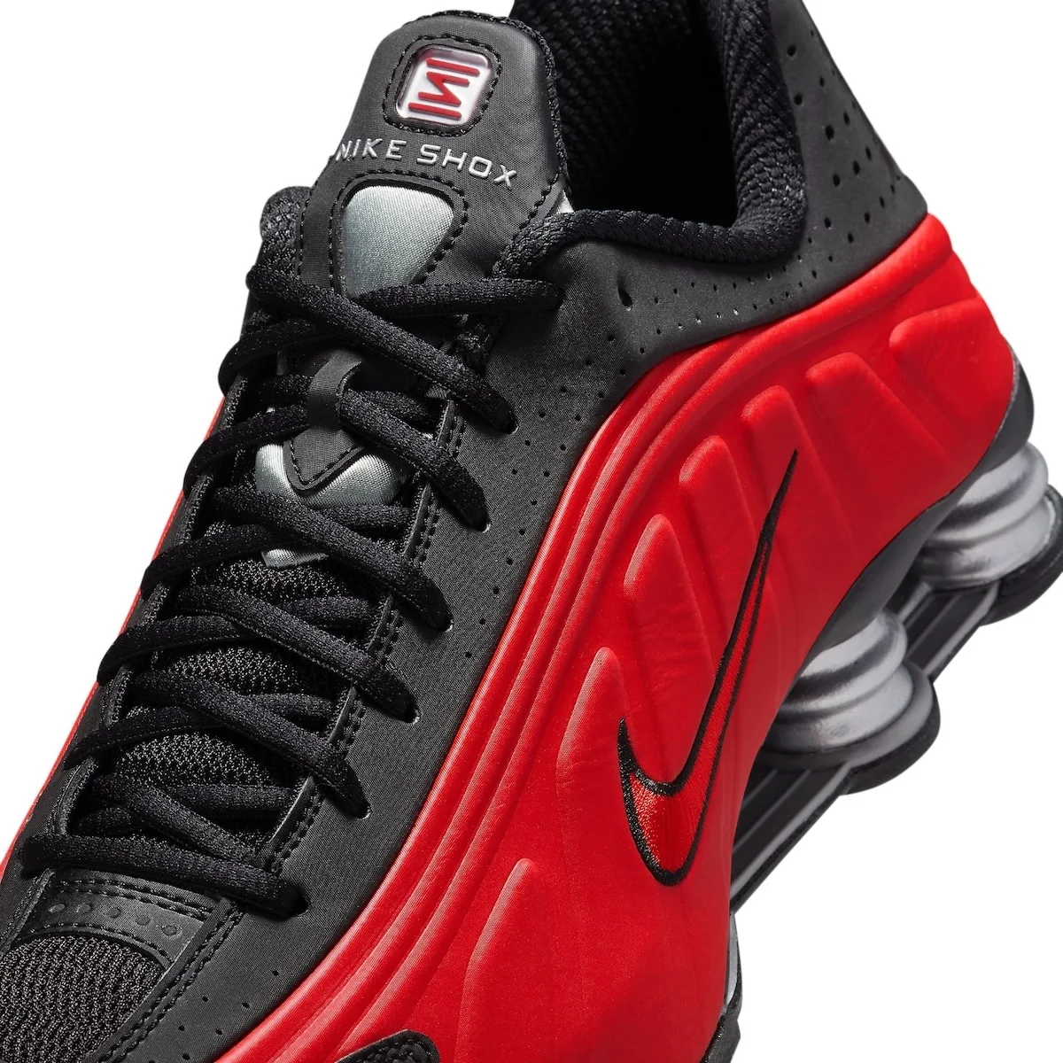 Nike Shox R4 Bred 5 La Nike Shox R4 « Bred » rend hommage à la culture sneaker des années 2000