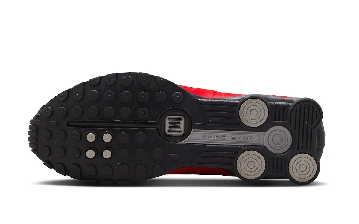 Nike Shox R4 Bred 6 La Nike Shox R4 « Bred » rend hommage à la culture sneaker des années 2000