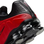 La Nike Shox R4 « Bred » rend hommage à la culture sneaker des années 2000