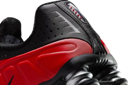 La Nike Shox R4 « Bred » rend hommage à la culture sneaker des années 2000