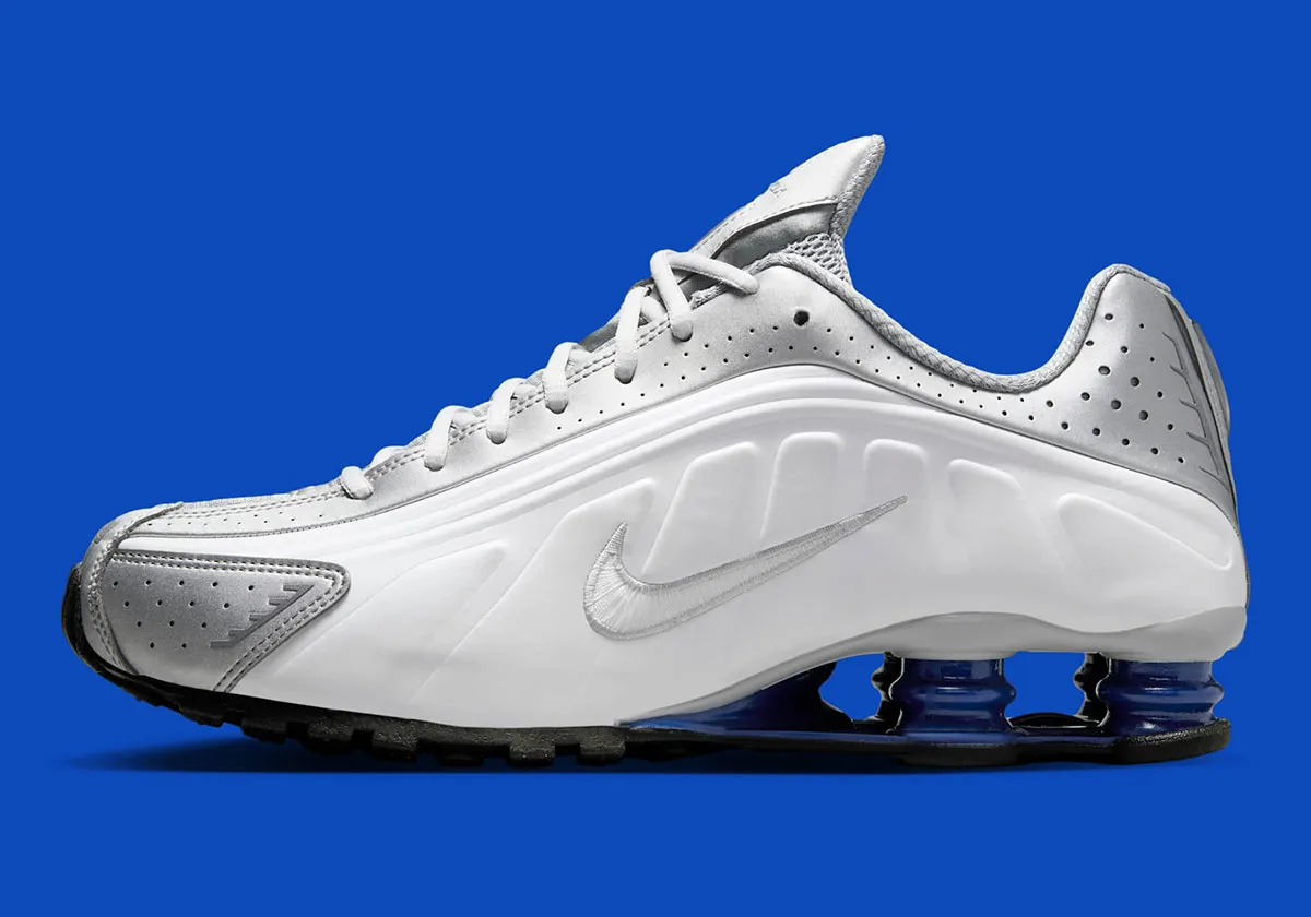 Nike Shox R4 Deep Royal Blue 1 La Nike Shox R4 « Deep Royal Blue » poursuit la tendance populaire du renouveau Y2K