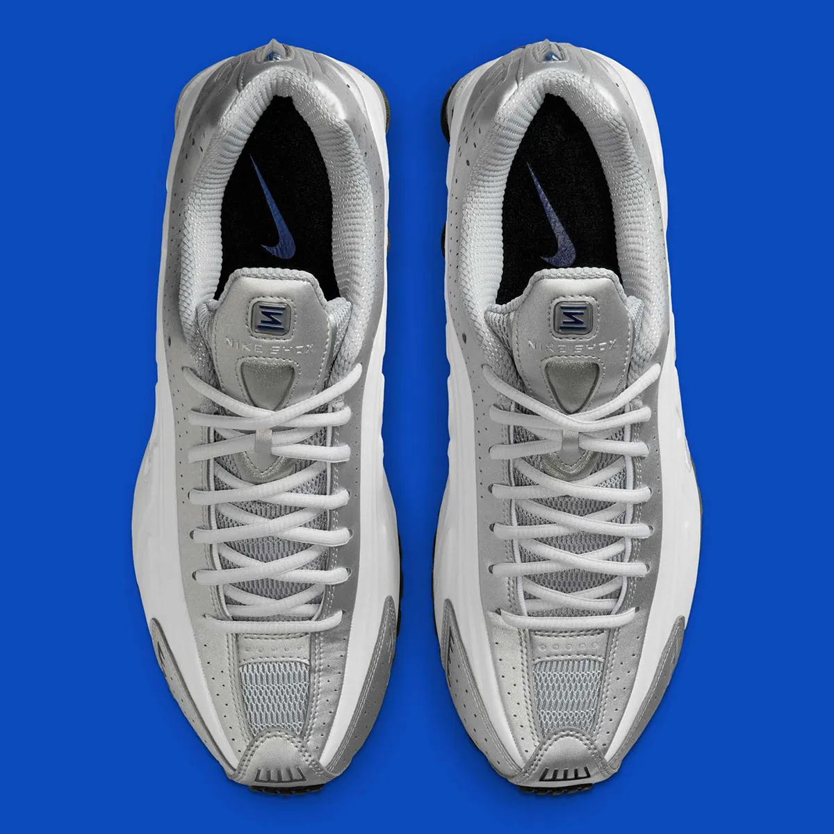 Nike Shox R4 Deep Royal Blue 3 La Nike Shox R4 « Deep Royal Blue » poursuit la tendance populaire du renouveau Y2K