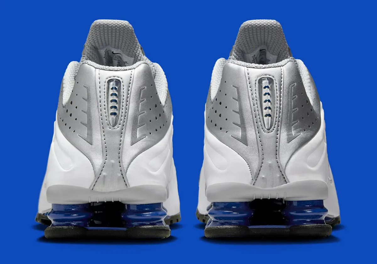 Nike Shox R4 Deep Royal Blue 4 La Nike Shox R4 « Deep Royal Blue » poursuit la tendance populaire du renouveau Y2K