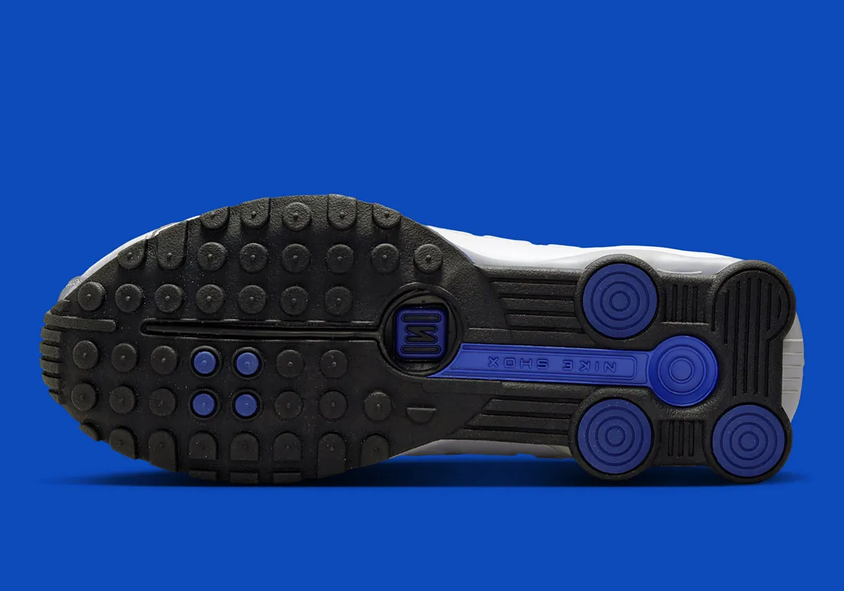 Nike Shox R4 Deep Royal Blue 5 La Nike Shox R4 « Deep Royal Blue » poursuit la tendance populaire du renouveau Y2K