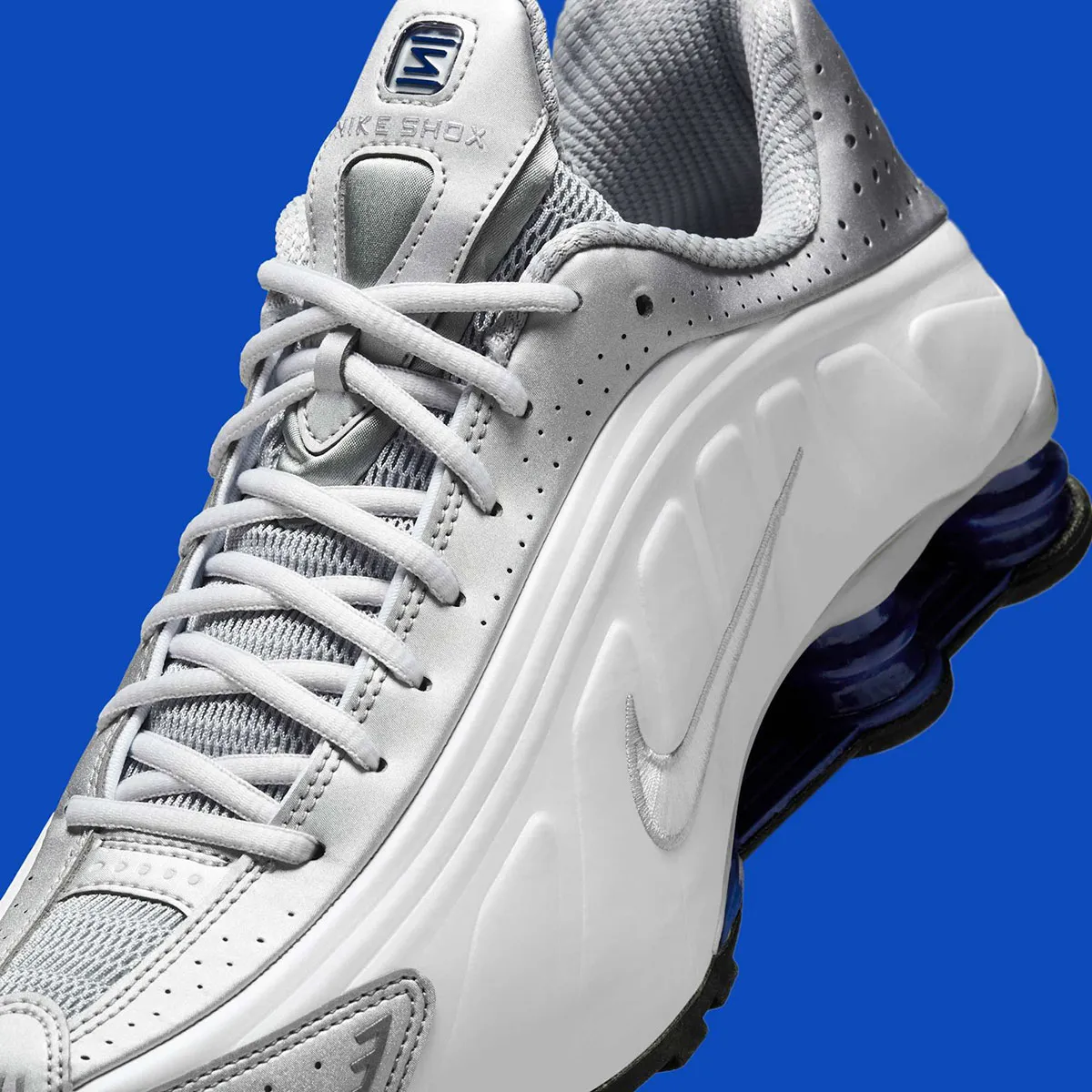 Nike Shox R4 Deep Royal Blue 6 La Nike Shox R4 « Deep Royal Blue » poursuit la tendance populaire du renouveau Y2K