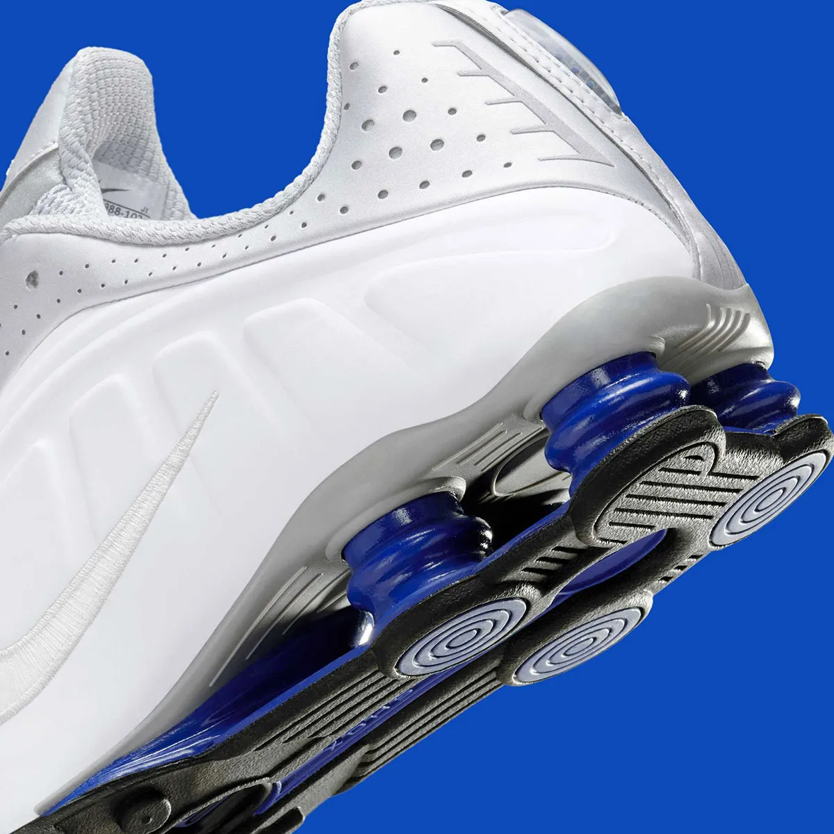 Nike Shox R4 Deep Royal Blue 7 La Nike Shox R4 « Deep Royal Blue » poursuit la tendance populaire du renouveau Y2K
