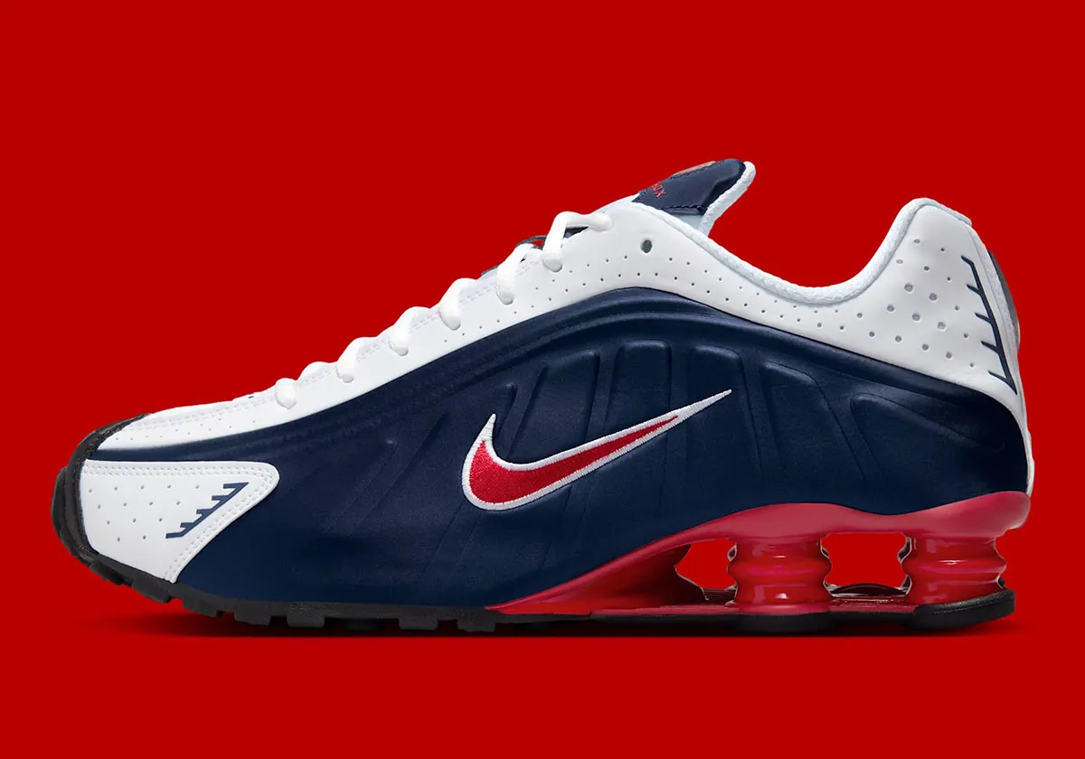 Nike Shox R4 USA 1 Les Nike Shox R4 « USA » sont de retour pour les célébrations du 4 juillet 2025