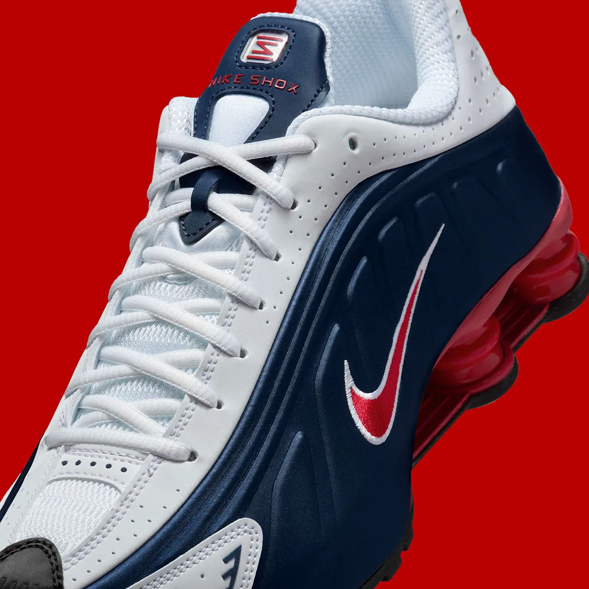 Nike Shox R4 USA 5 Les Nike Shox R4 « USA » sont de retour pour les célébrations du 4 juillet 2025