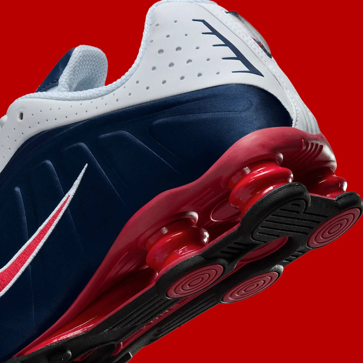 Nike Shox R4 USA 6 Les Nike Shox R4 « USA » sont de retour pour les célébrations du 4 juillet 2025