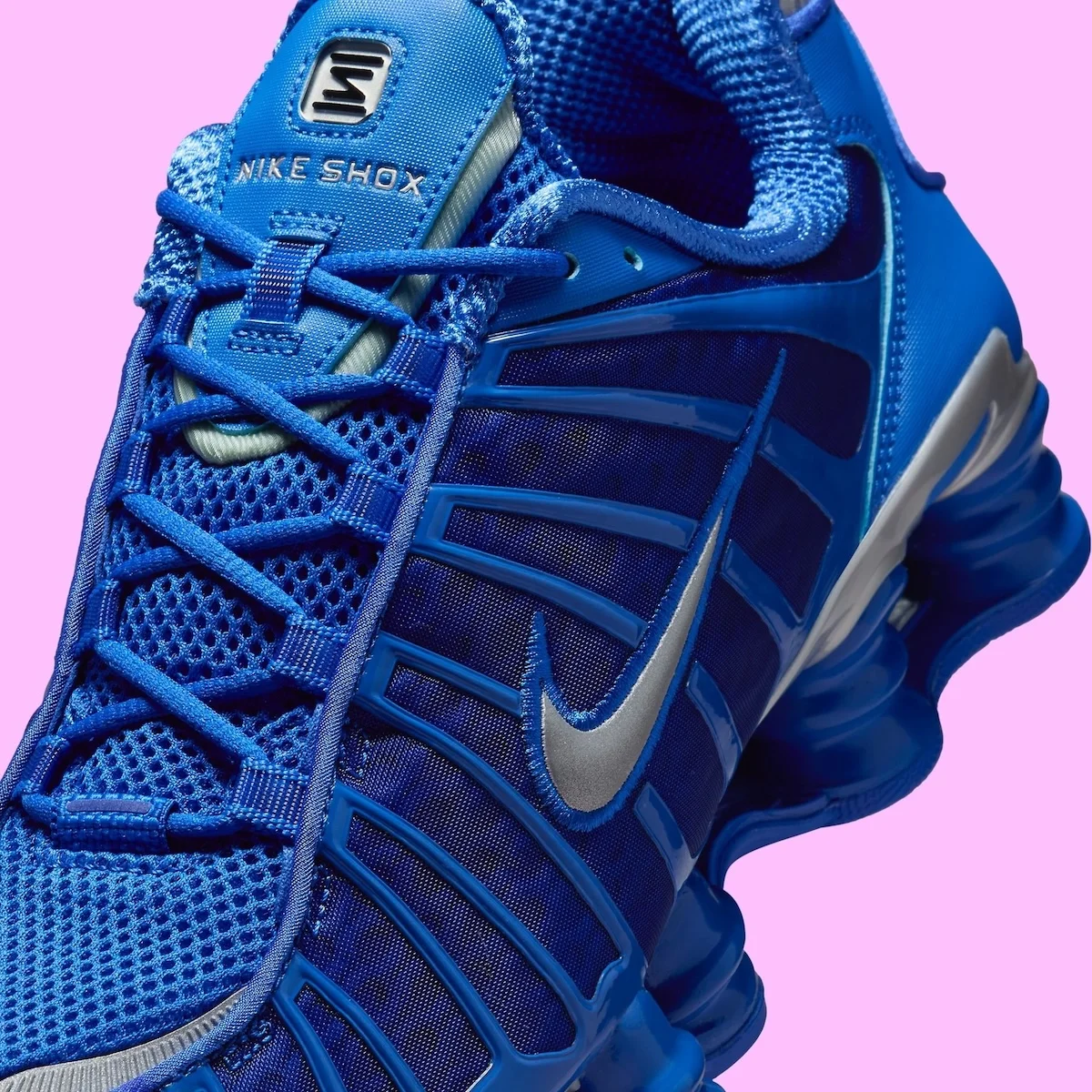 Nike Shox TL Hyper Royal 4 Pour l'automne, la Nike Shox TL « Hyper Royal » revient avec de superbes accents argent métallisé