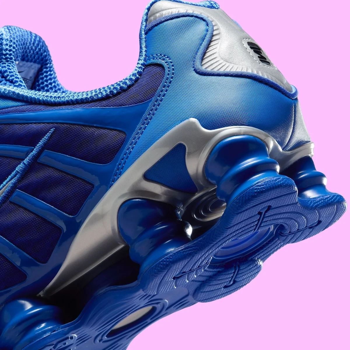 Nike Shox TL Hyper Royal 6 Pour l'automne, la Nike Shox TL « Hyper Royal » revient avec de superbes accents argent métallisé