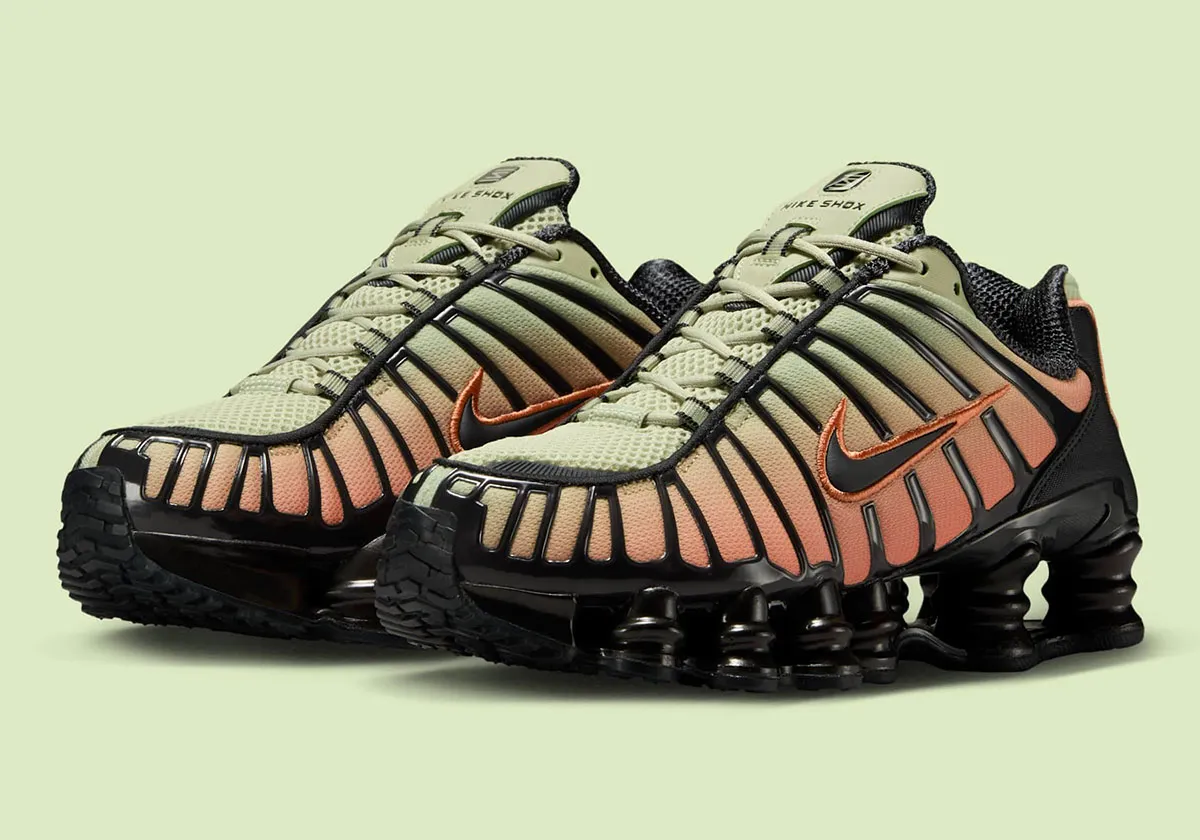 Nike Shox TL Wild Mango 0 La Nike Shox TL « Wild Mango » apporte une touche estivale avec son design dégradé
