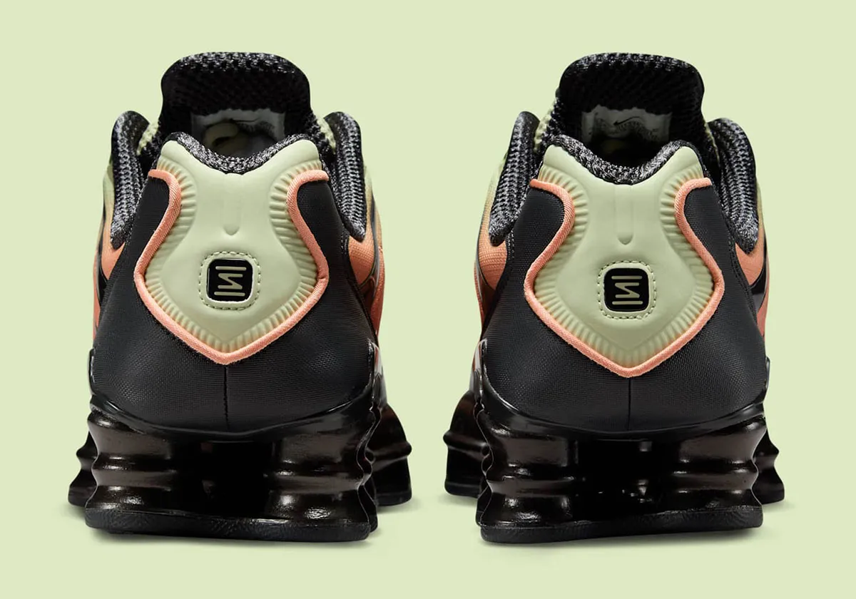 Nike Shox TL Wild Mango 4 La Nike Shox TL « Wild Mango » apporte une touche estivale avec son design dégradé