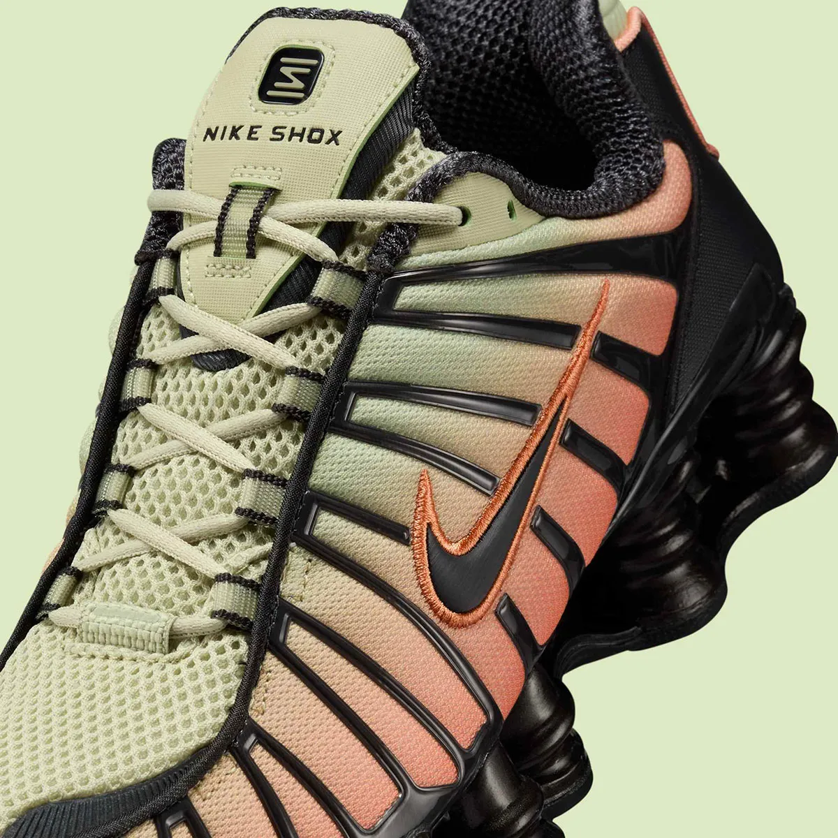 Nike Shox TL Wild Mango 6 La Nike Shox TL « Wild Mango » apporte une touche estivale avec son design dégradé